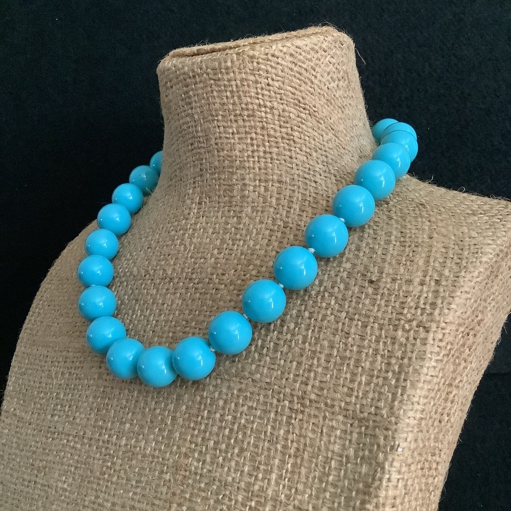 Vintage turquoise blue glass bead necklace. - Picture 4 of 6